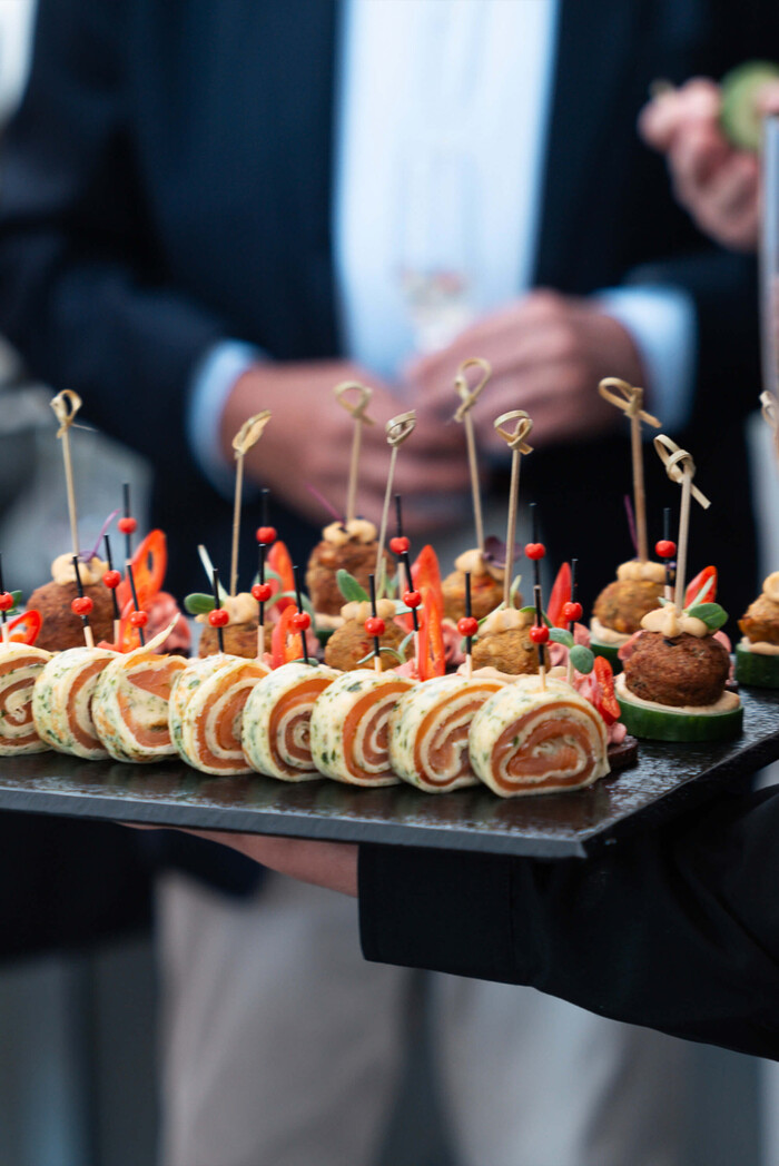 Hochwertiges Catering mit Spießen, Salat und frischen Zutaten im Tiger Room